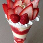 Copas de helados con frutillas